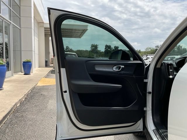 New 2026 Volvo XC40 B4 Core w/ Climate Package FWD image 10
