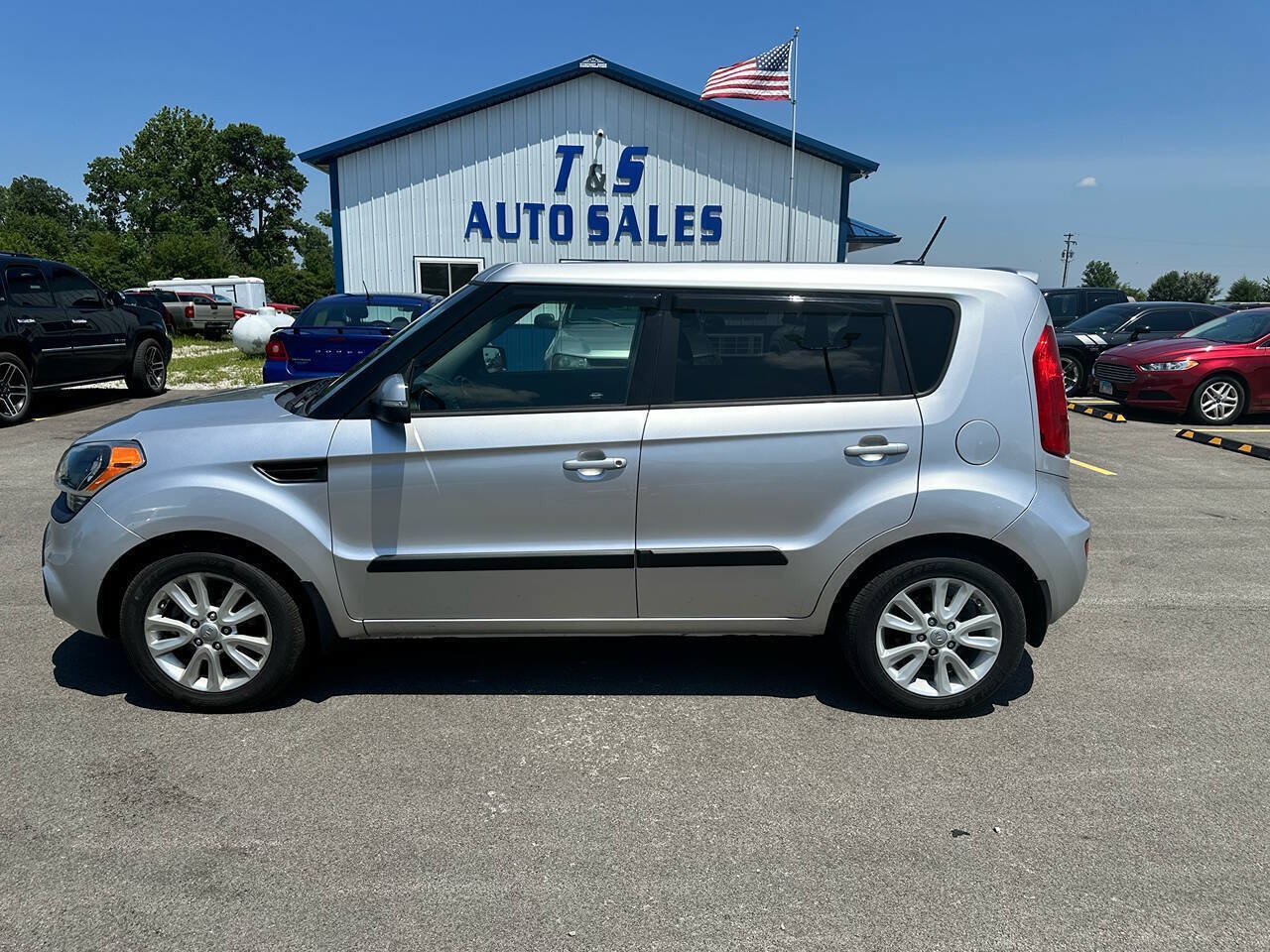 Used 2012 Kia Soul + FWD image 2