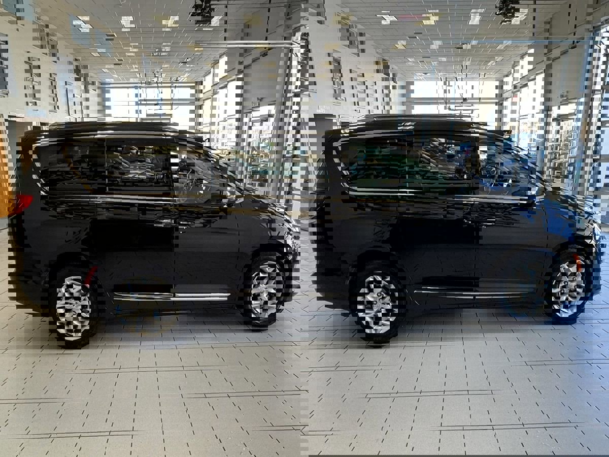 Used 2019 Chrysler Pacifica Limited image 6