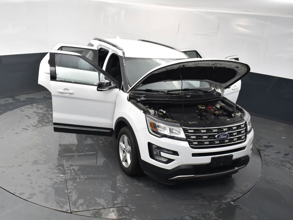 Used 2017 Ford Explorer XLT image 17
