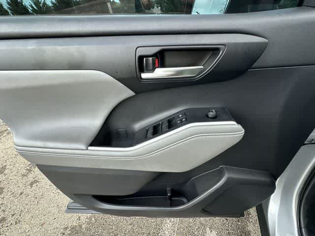 Used 2020 Toyota Highlander XLE AWD/4WD image 17