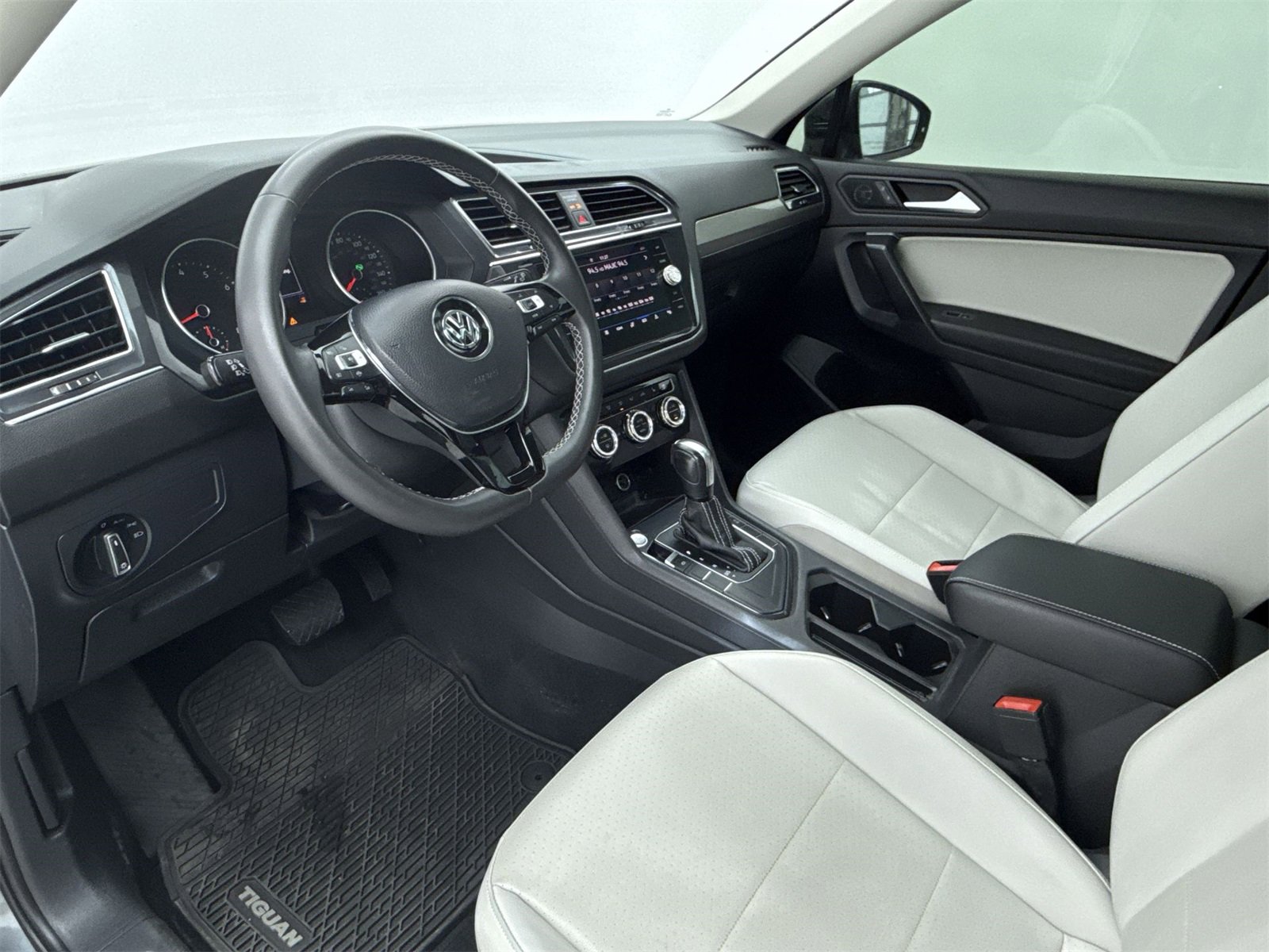 Used 2021 Volkswagen Tiguan SE w/ Panoramic Sunroof Package image 12