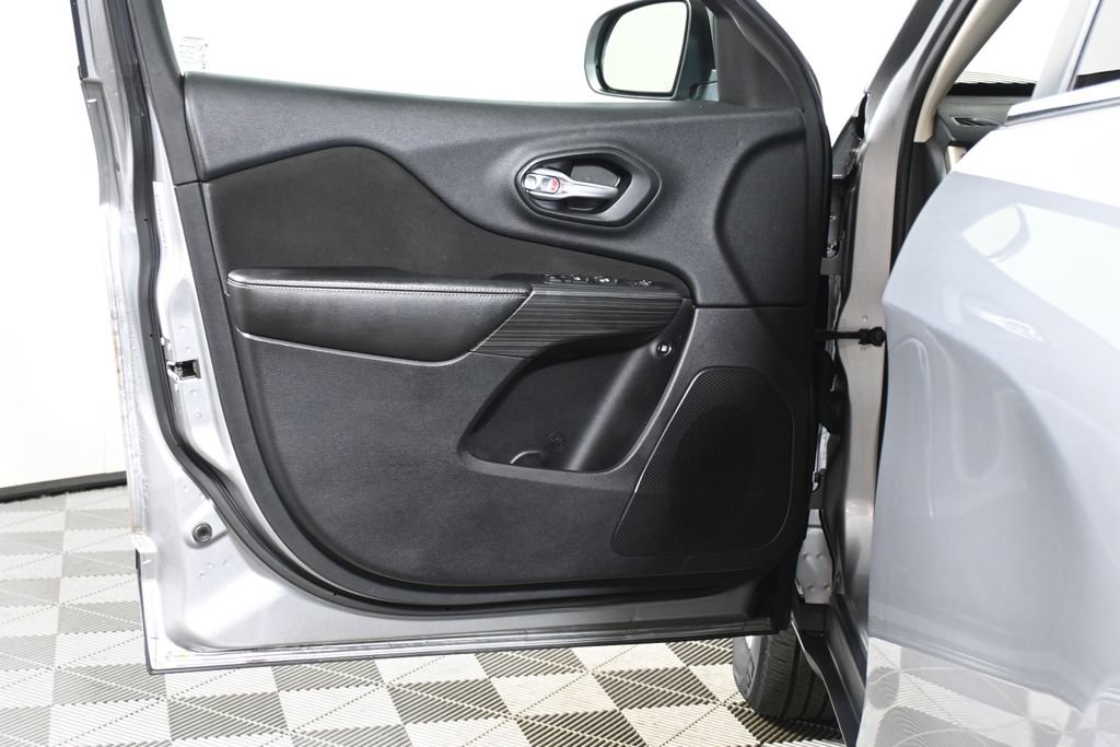 Used 2016 Jeep Cherokee Latitude w/ Cold Weather Group image 29