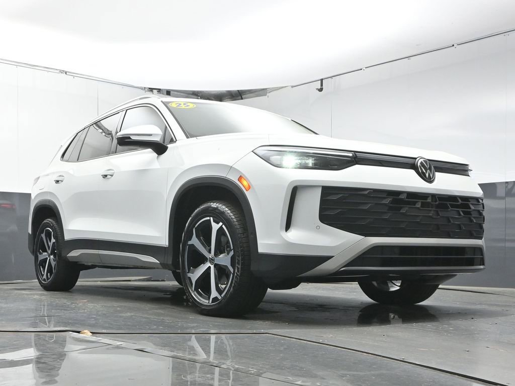 Certified 2025 Volkswagen Tiguan SE FWD image 33