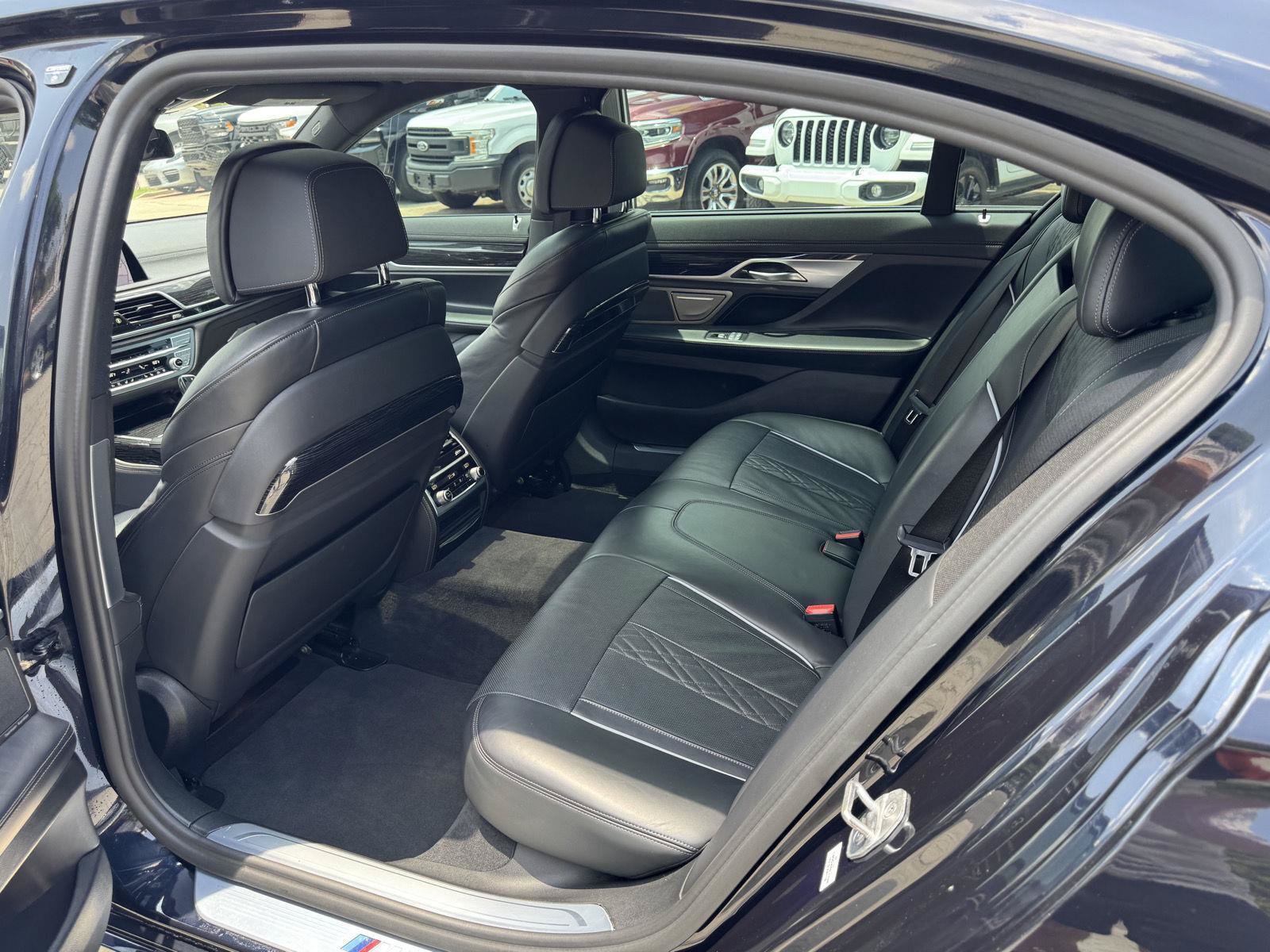 Used 2022 BMW 740i w/ M Sport Package RWD image 7