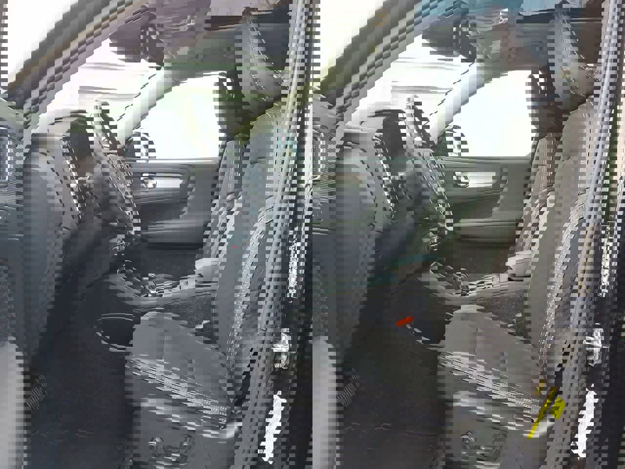 Used 2020 Volvo XC40 T5 Momentum image 17