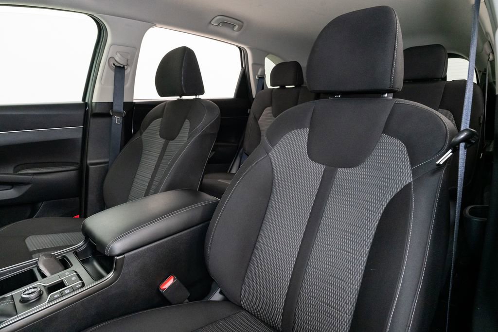 Certified 2025 Kia Sorento LX image 9