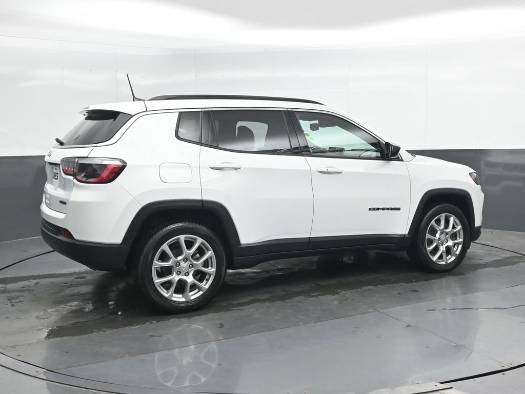 Used 2023 Jeep Compass Latitude w/ Sun and Sound Group AWD/4WD image 2