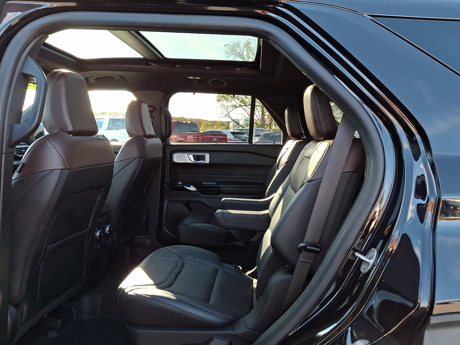 Used 2021 Ford Explorer Platinum w/ Equipment Group 601A AWD/4WD image 11