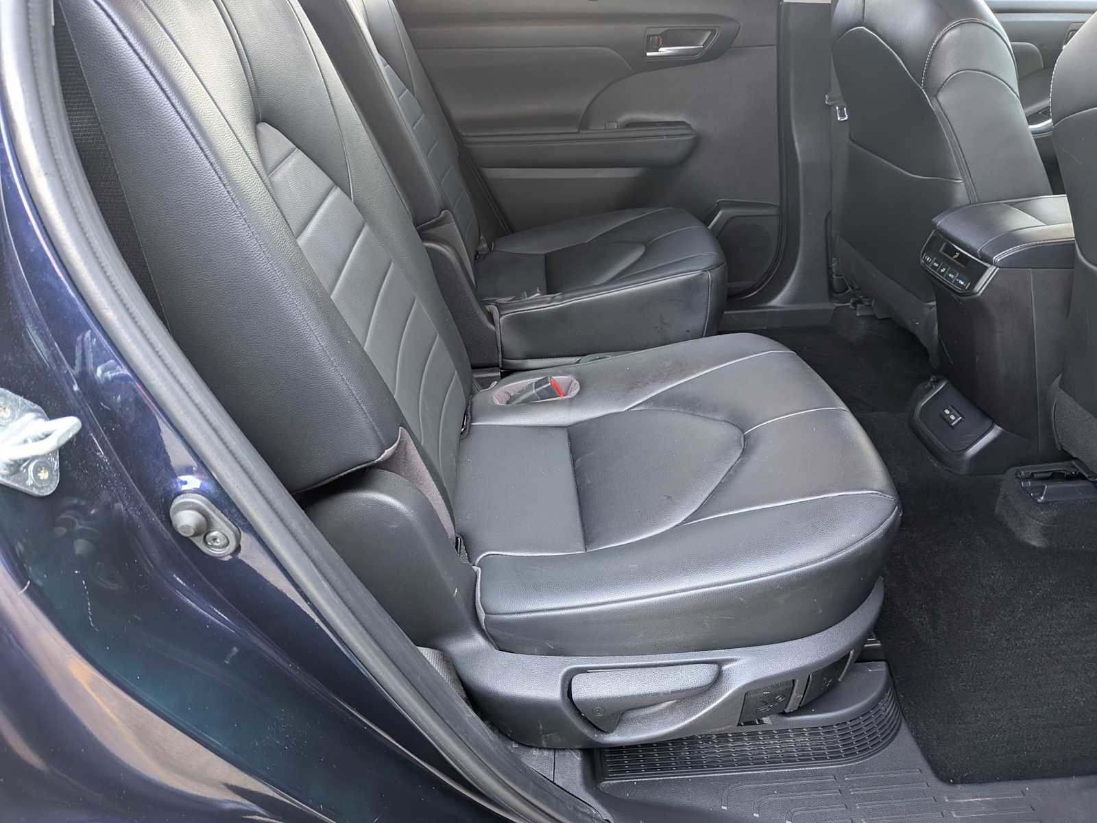 Used 2023 Toyota Highlander XLE AWD/4WD image 20