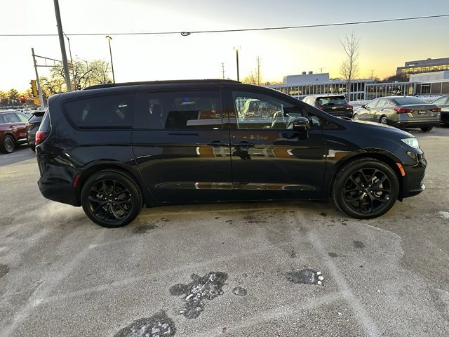 Used 2023 Chrysler Pacifica Limited w/ S Appearance Package image 5
