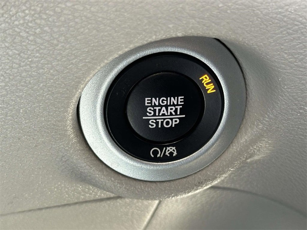 Used 2024 Chrysler Pacifica Touring-L image 8
