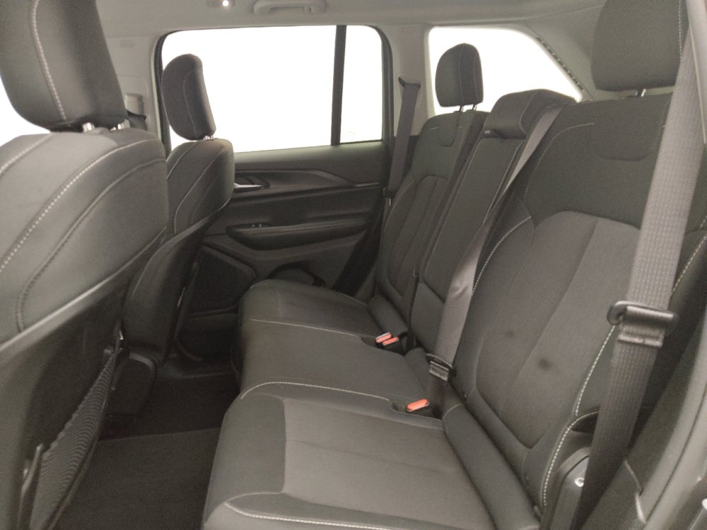 Used 2023 Jeep Grand Cherokee Laredo AWD/4WD image 18