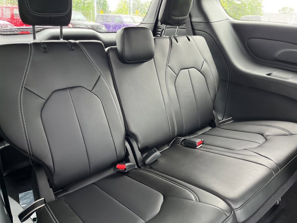 New 2027 Chrysler Pacifica Select AWD/4WD image 40