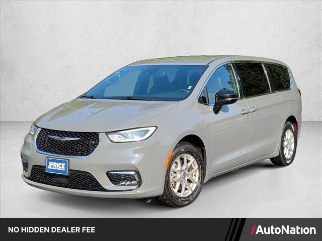 Used 2025 Chrysler Pacifica Select FWD image 1