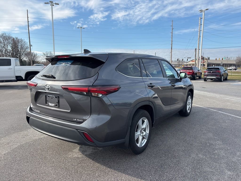 Used 2024 Toyota Highlander LE image 5