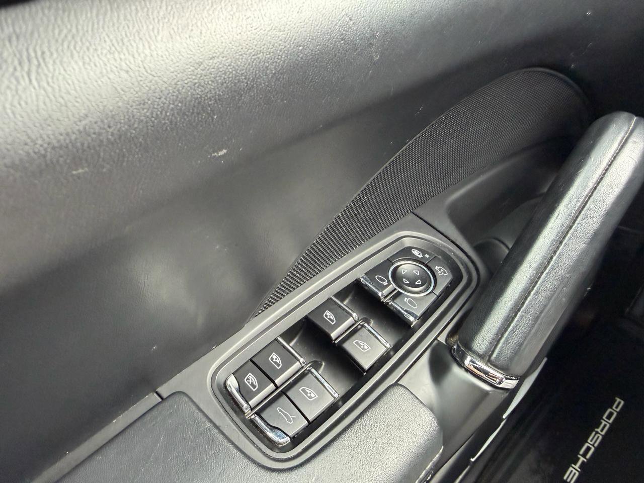 Used 2014 Porsche Cayenne Platinum Edition image 32