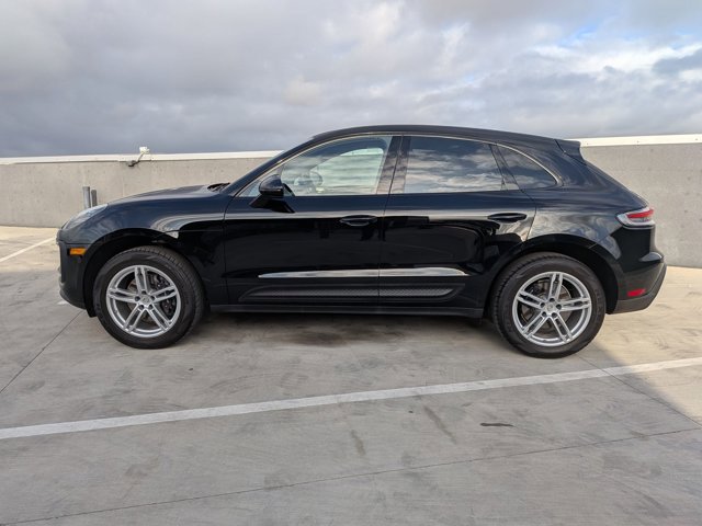 Certified 2025 Porsche Macan AWD/4WD image 2