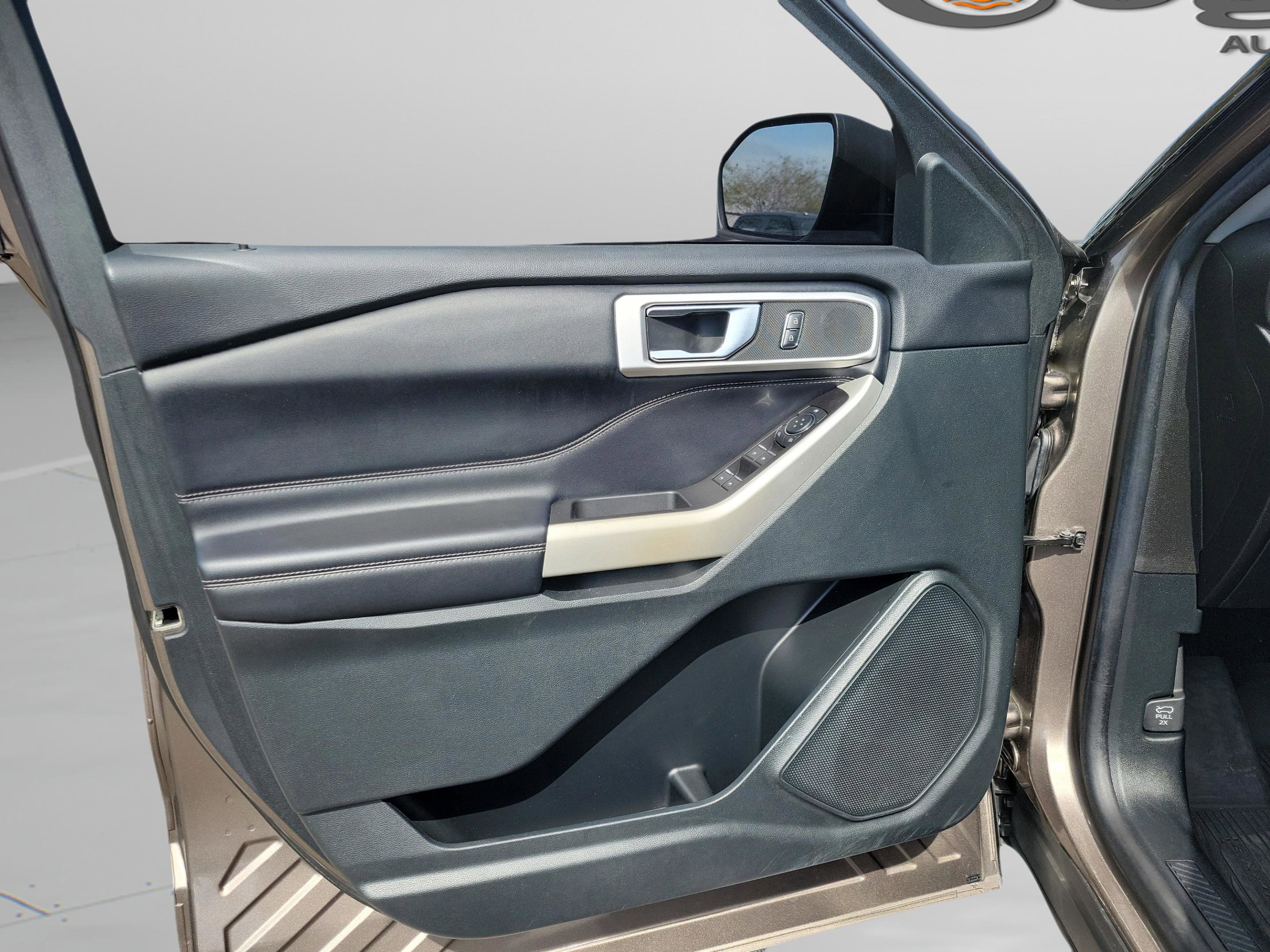 Used 2021 Ford Explorer XLT w/ Equipment Group 202A image 5