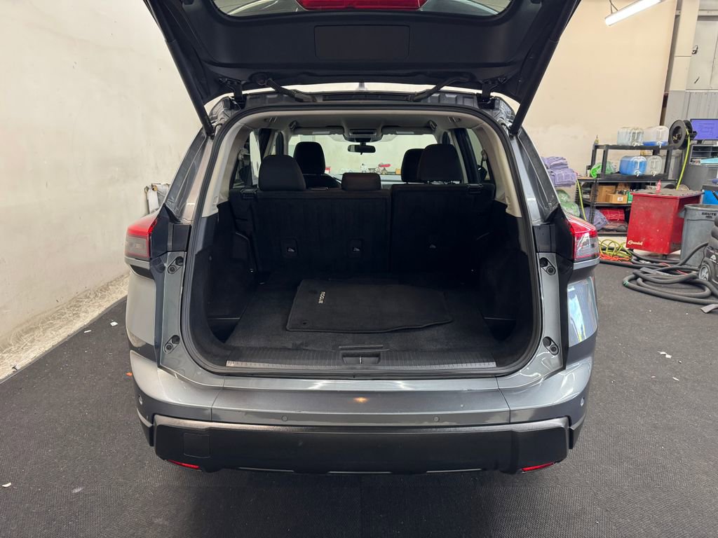 Used 2025 Nissan Rogue SV image 6