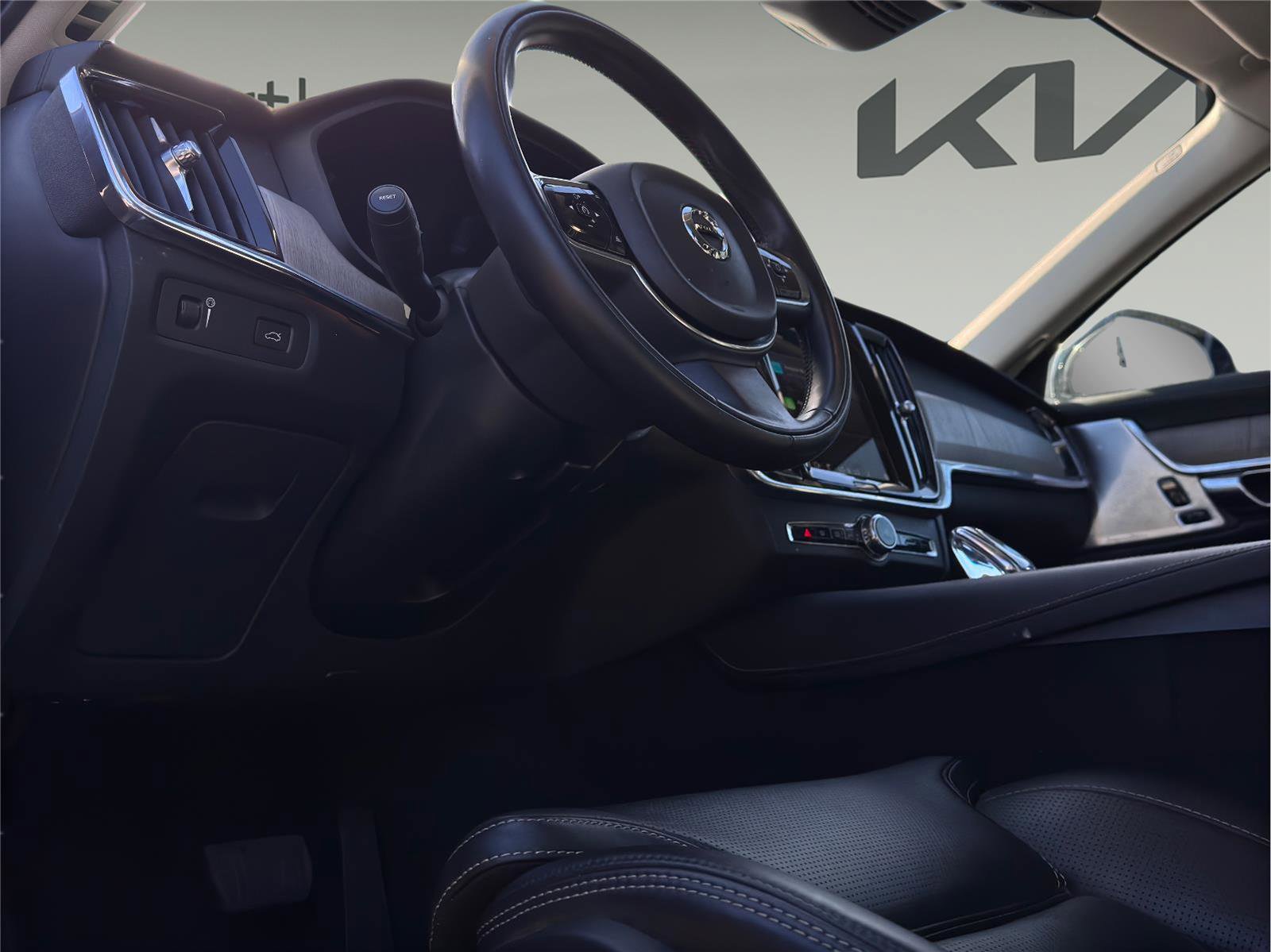 Used 2022 Volvo S90 B6 Inscription w/ Advanced Package image 11