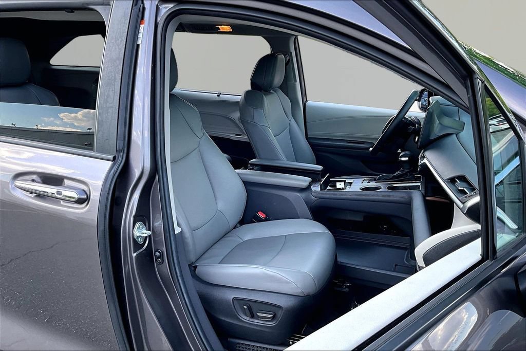 Used 2024 Toyota Sienna XLE w/ XLE Plus Package FWD image 23
