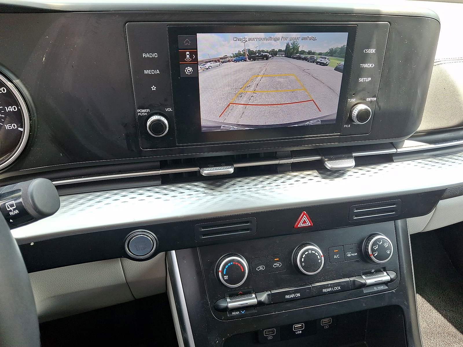 Used 2024 Kia Carnival LX FWD image 15