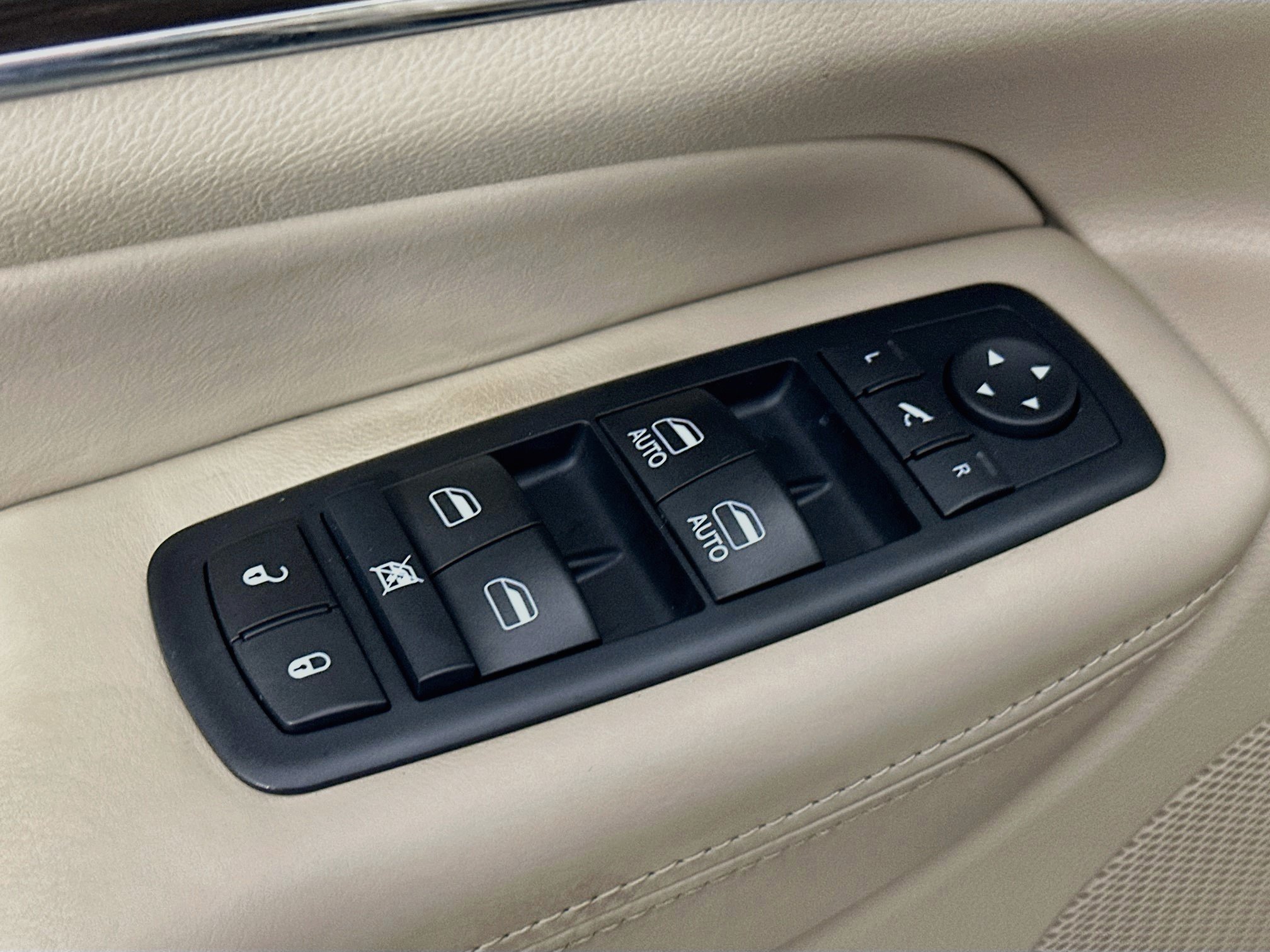 Used 2017 Jeep Grand Cherokee Overland AWD/4WD image 18