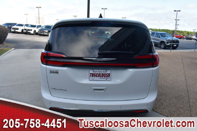 Used 2024 Chrysler Pacifica Touring-L FWD image 9