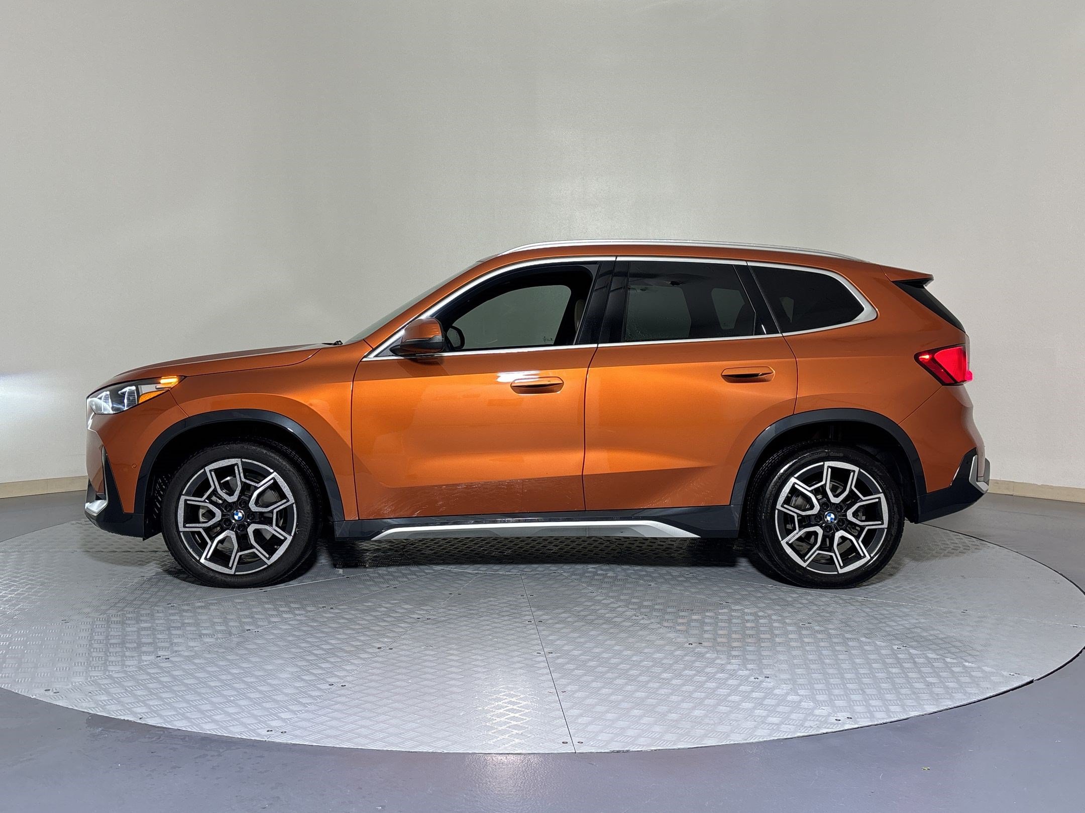 Used 2025 BMW X1 xDrive28i w/ Convenience Package AWD/4WD image 2