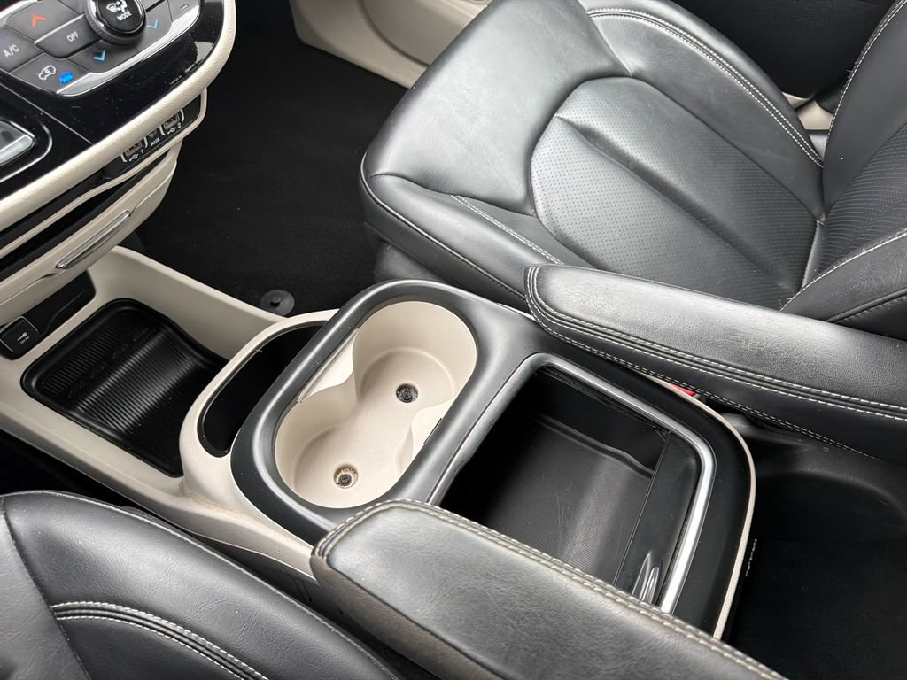 Used 2023 Chrysler Pacifica Touring-L FWD image 33