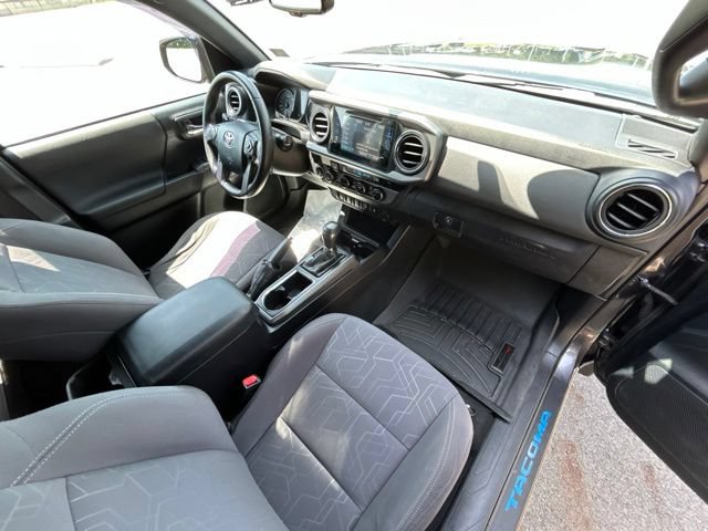 Used 2016 Toyota Tacoma TRD Off-Road w/ Premium & Technology Package AWD/4WD image 35