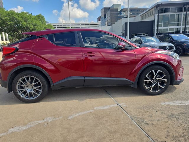 Used 2019 Toyota C-HR XLE FWD video 4