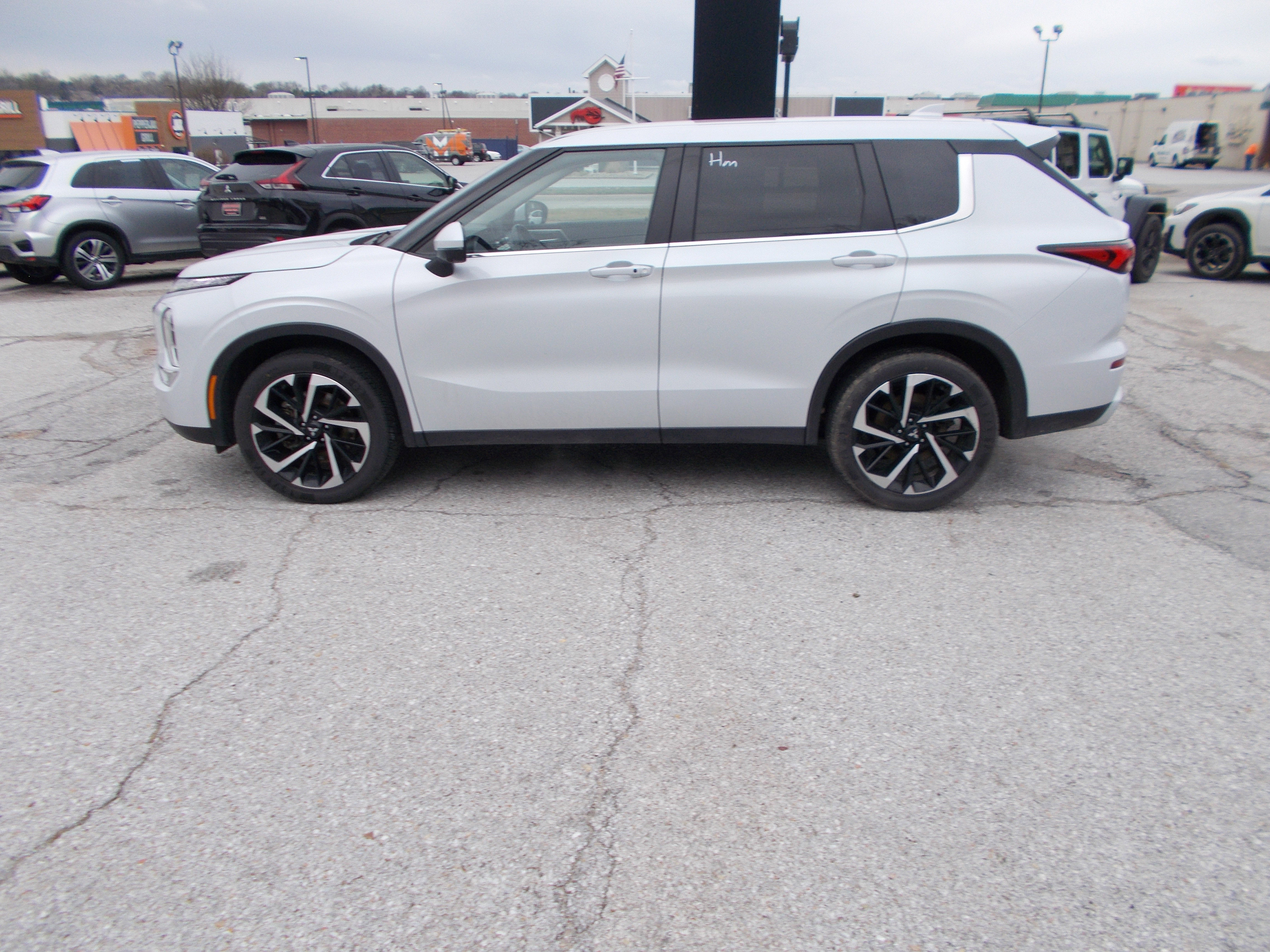 Used 2024 Mitsubishi Outlander SE FWD image 8