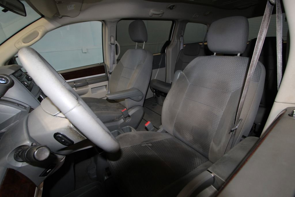 Used 2010 Chrysler Town & Country Touring image 4