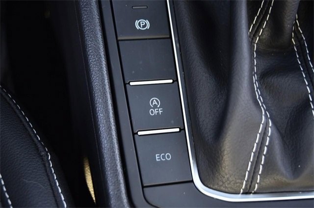 Certified 2025 Volkswagen Jetta SE w/ Sunroof Package image 18