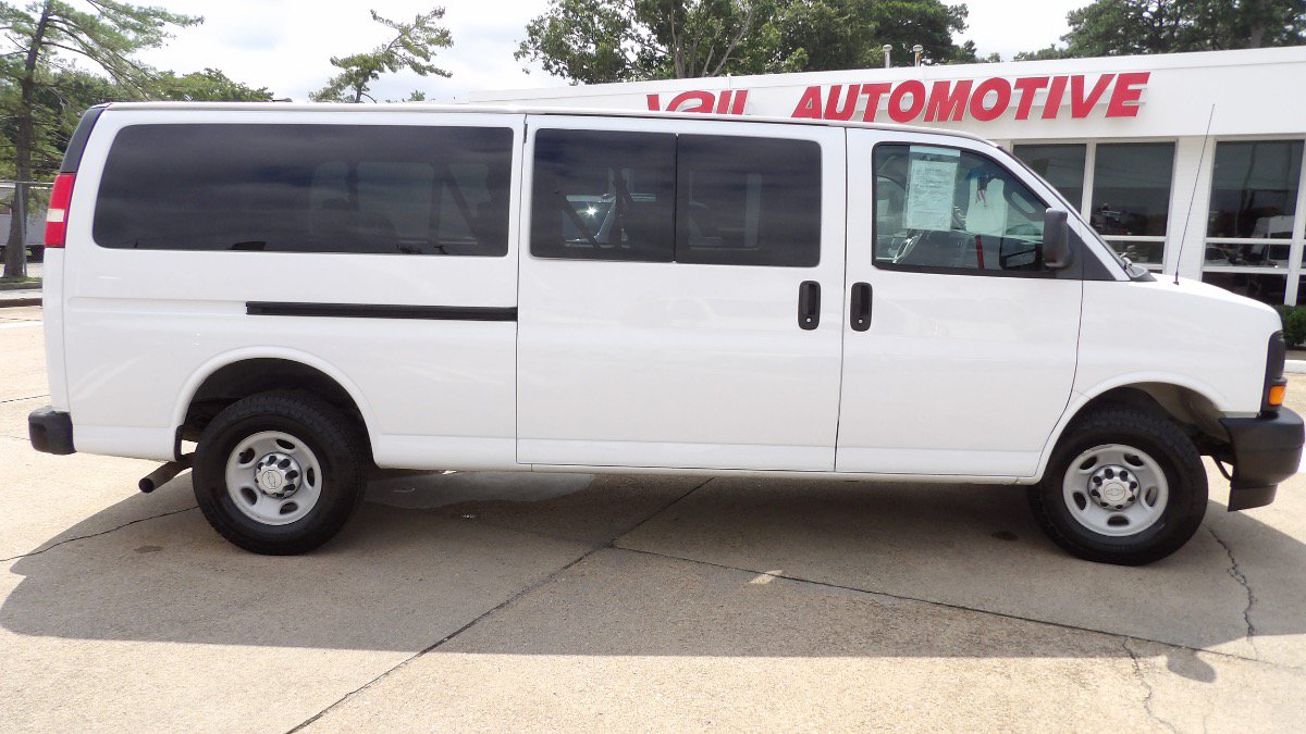 Used 2017 Chevrolet Express 3500 LS RWD image 2