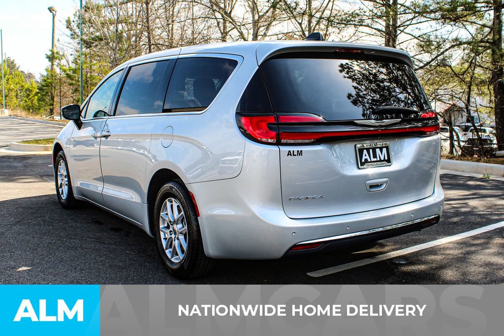 Used 2024 Chrysler Pacifica Touring-L image 5