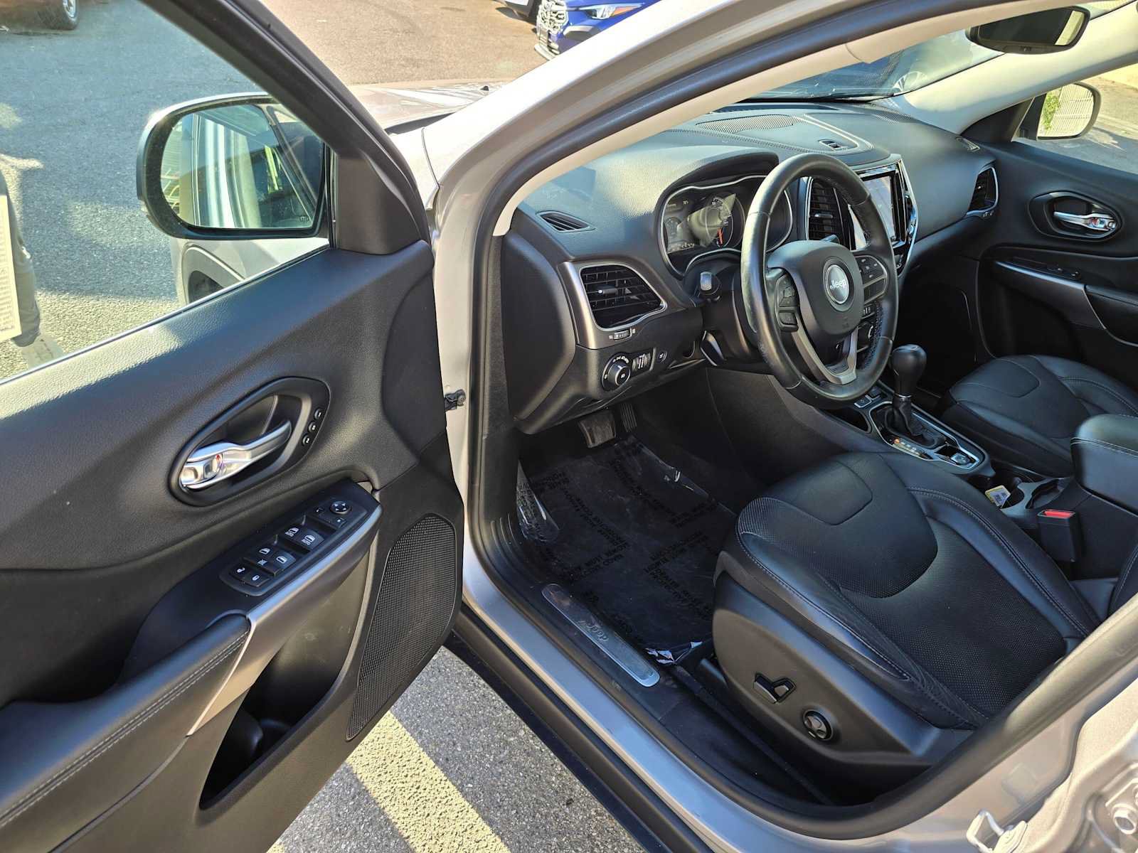 Used 2019 Jeep Cherokee Limited FWD image 19