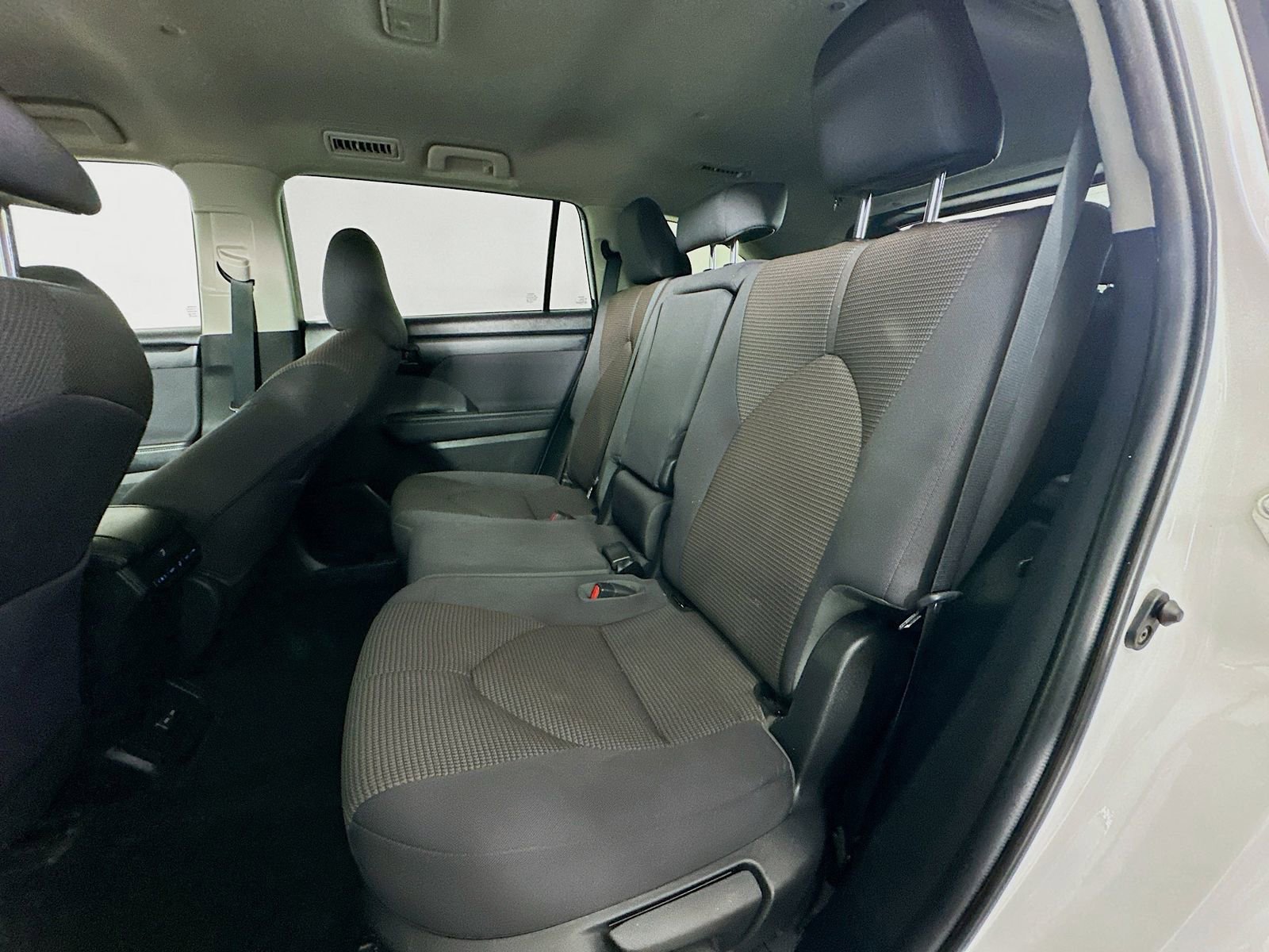 Used 2022 Toyota Highlander LE FWD image 24