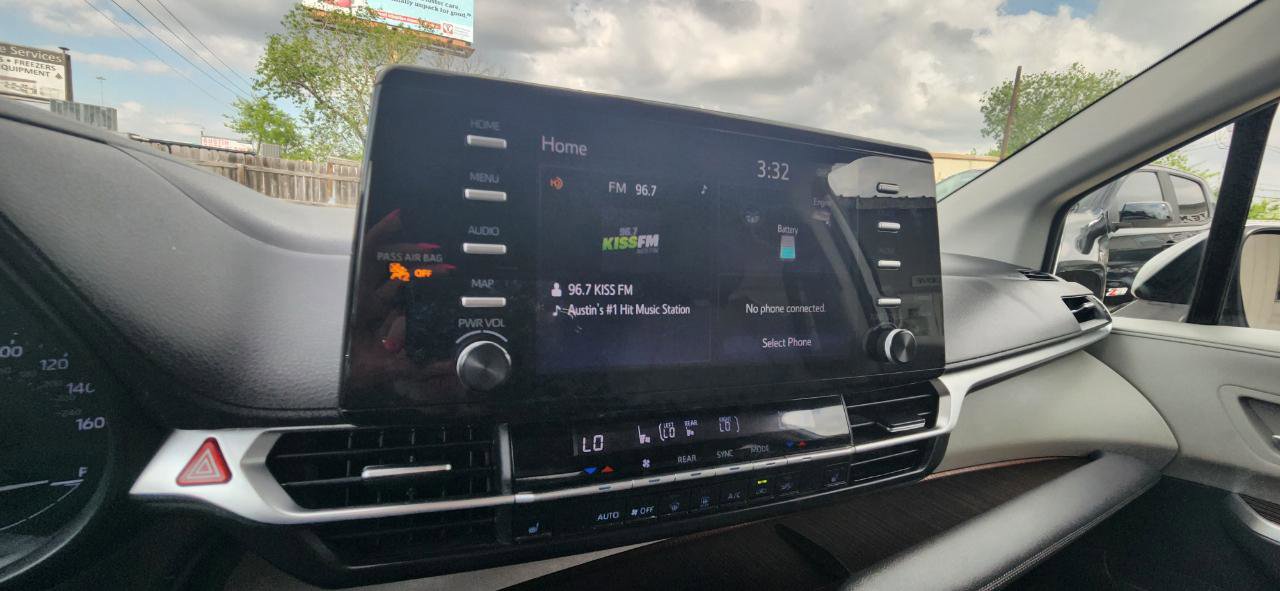 Used 2022 Toyota Sienna XLE image 29