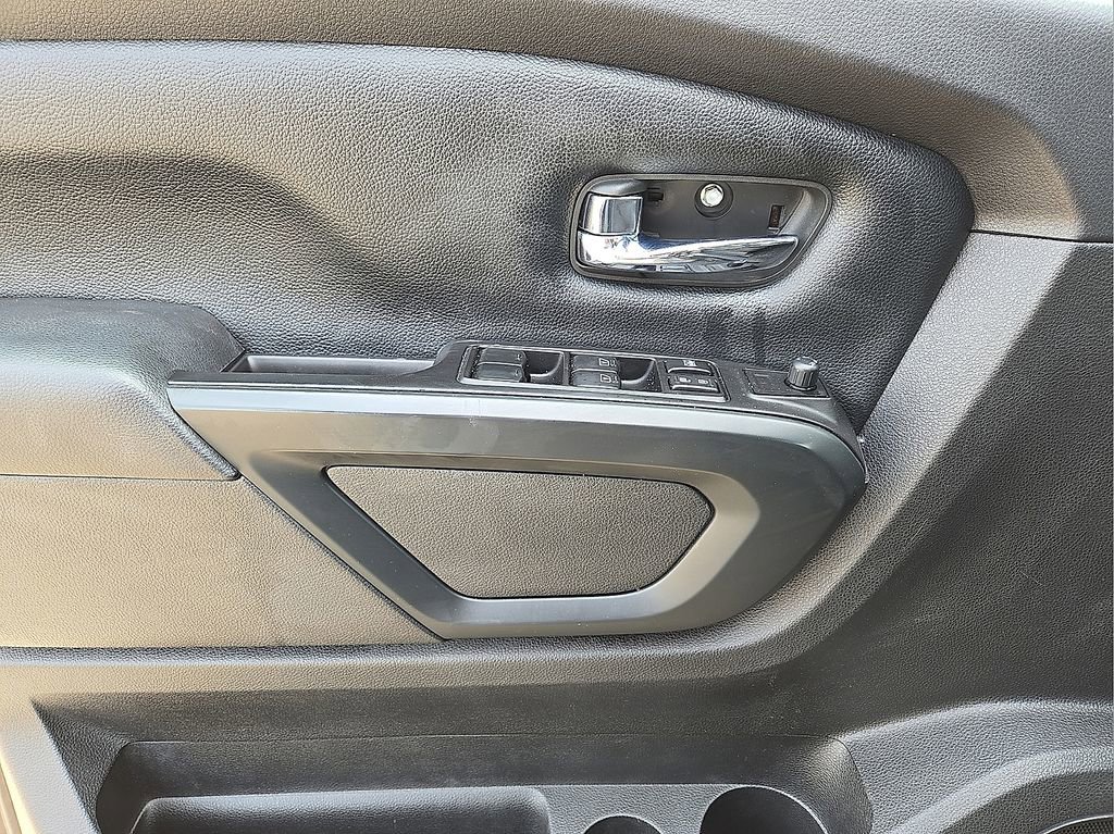 Used 2019 Nissan Titan SV w/ SV Convenience Package image 21