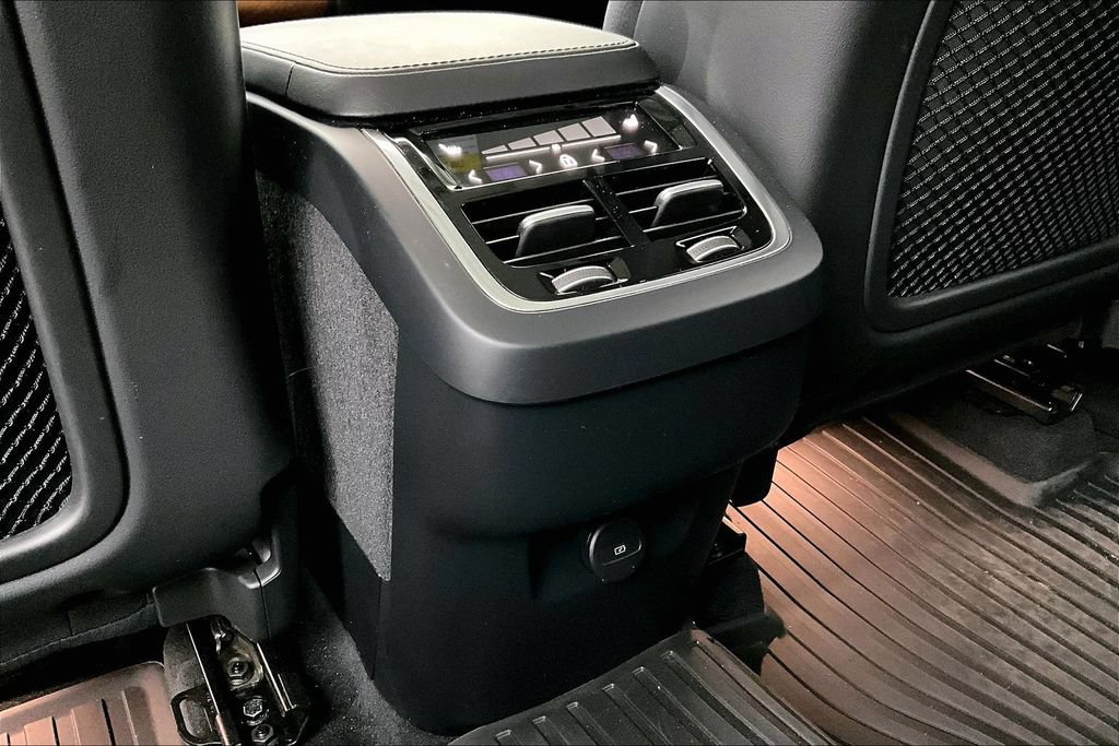 Certified 2024 Volvo XC90 B6 Plus AWD/4WD image 30