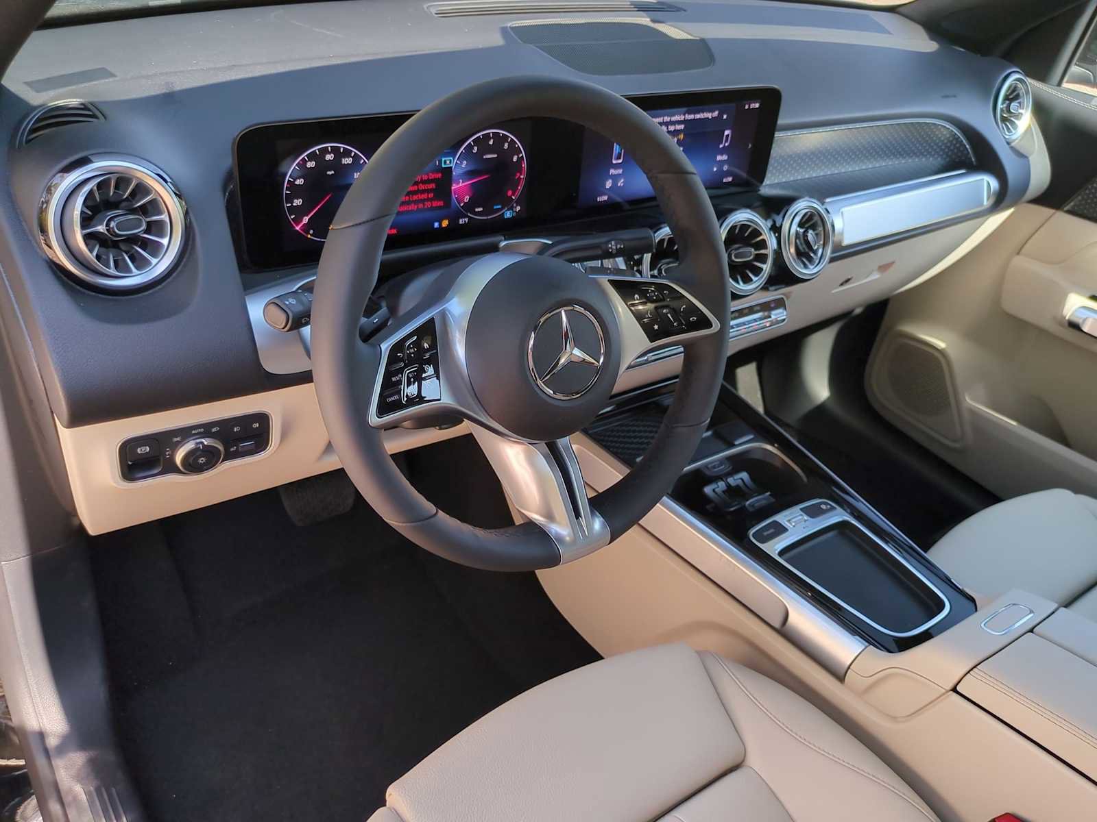 Used 2025 Mercedes-Benz GLB 250 4MATIC image 10