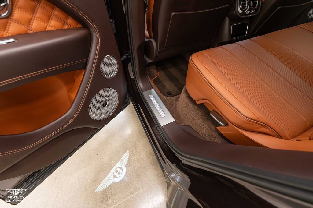 Used 2021 Bentley Bentayga AWD/4WD image 38