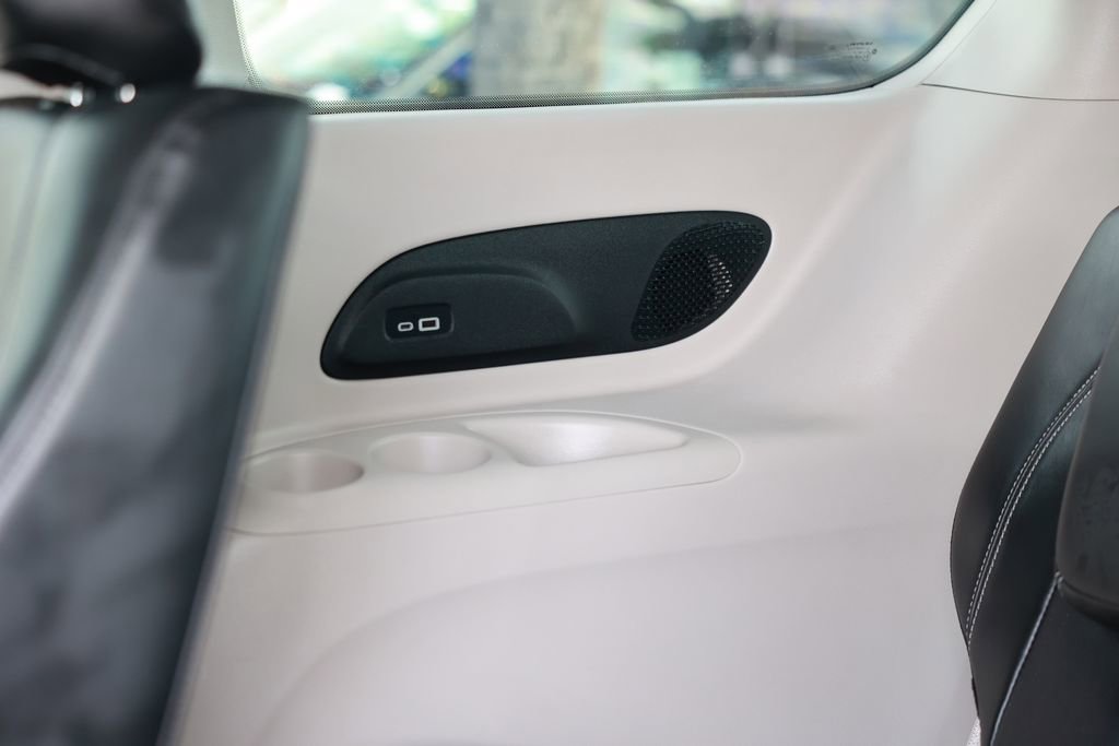 Used 2023 Chrysler Pacifica Touring-L w/ Uconnect Theater Family Group FWD image 37