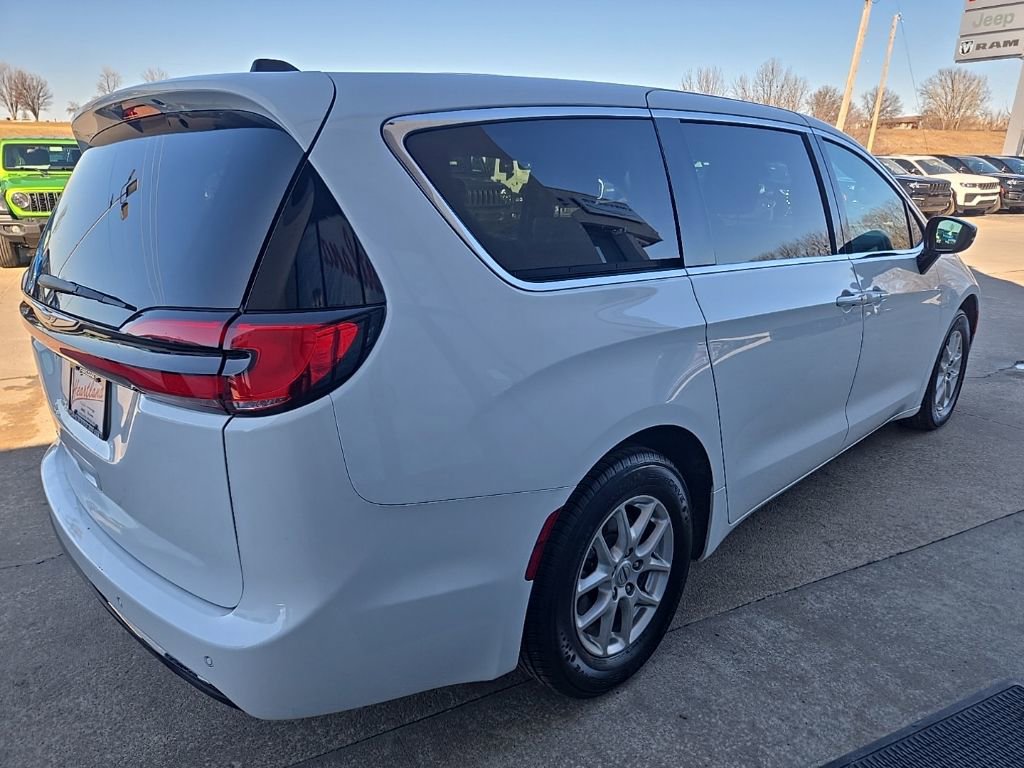 Used 2025 Chrysler Pacifica Select image 11