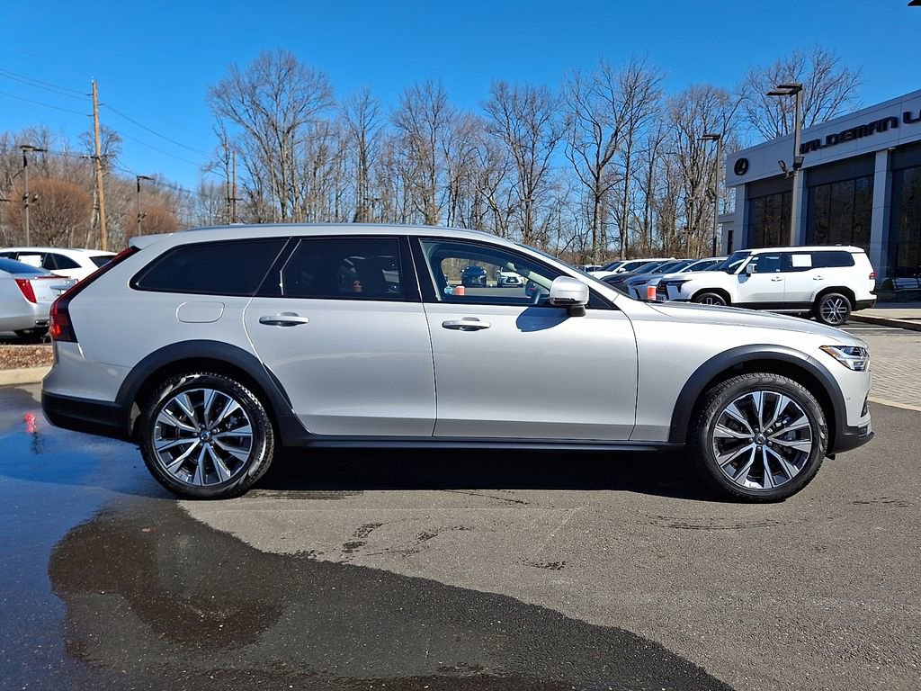 Used 2025 Volvo V90 B6 Cross Country Plus w/ Protection Package Premier image 7