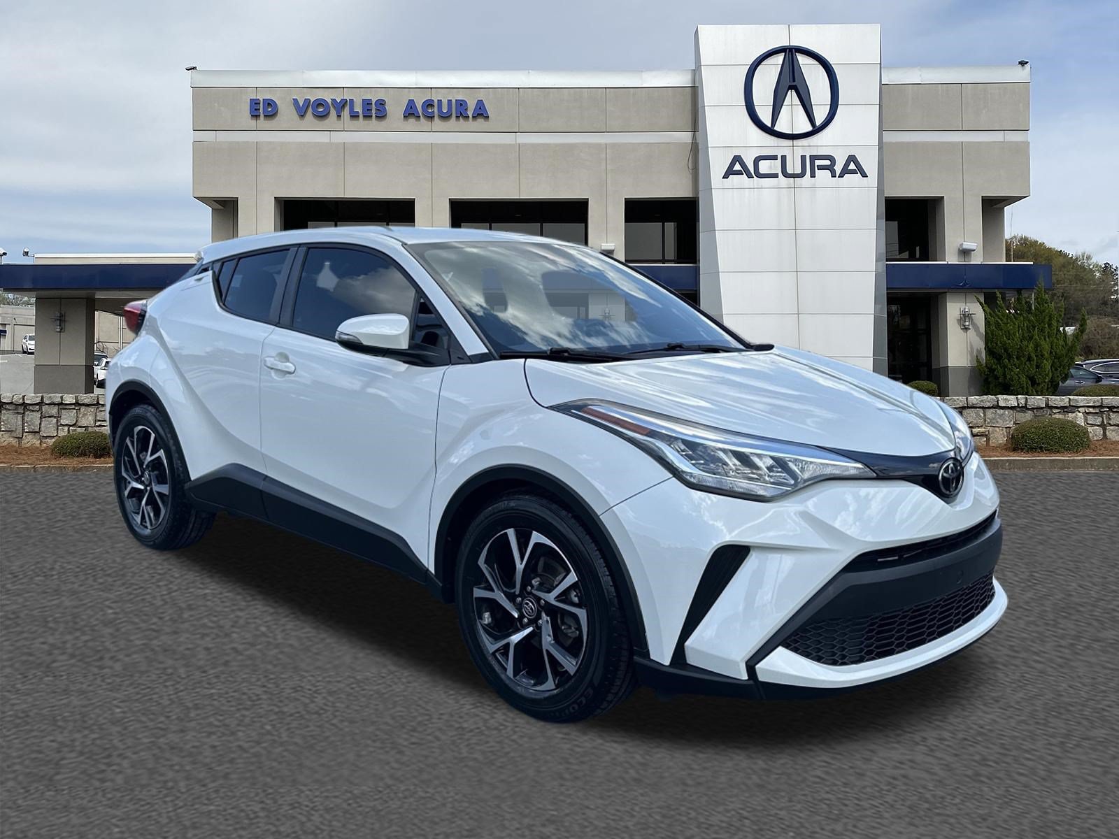 Used 2021 Toyota C-HR XLE FWD image 3