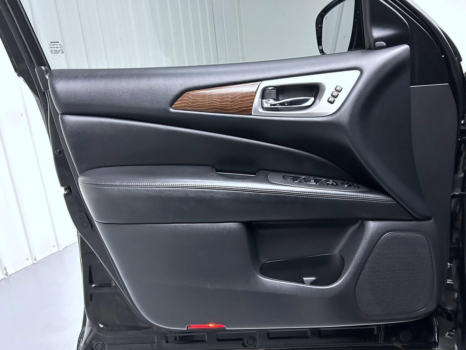 Used 2017 Nissan Pathfinder Platinum w/ Midnight Edition Package image 9